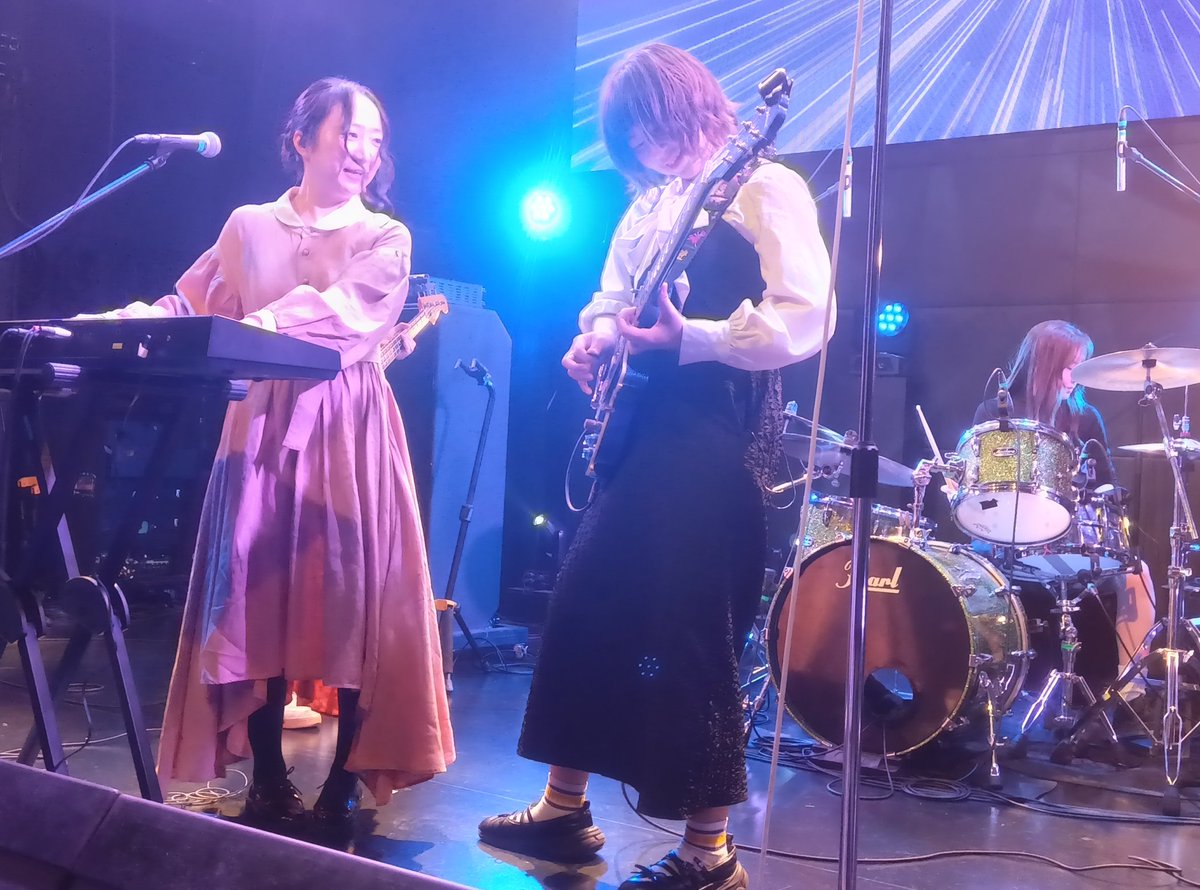 トール tweet media