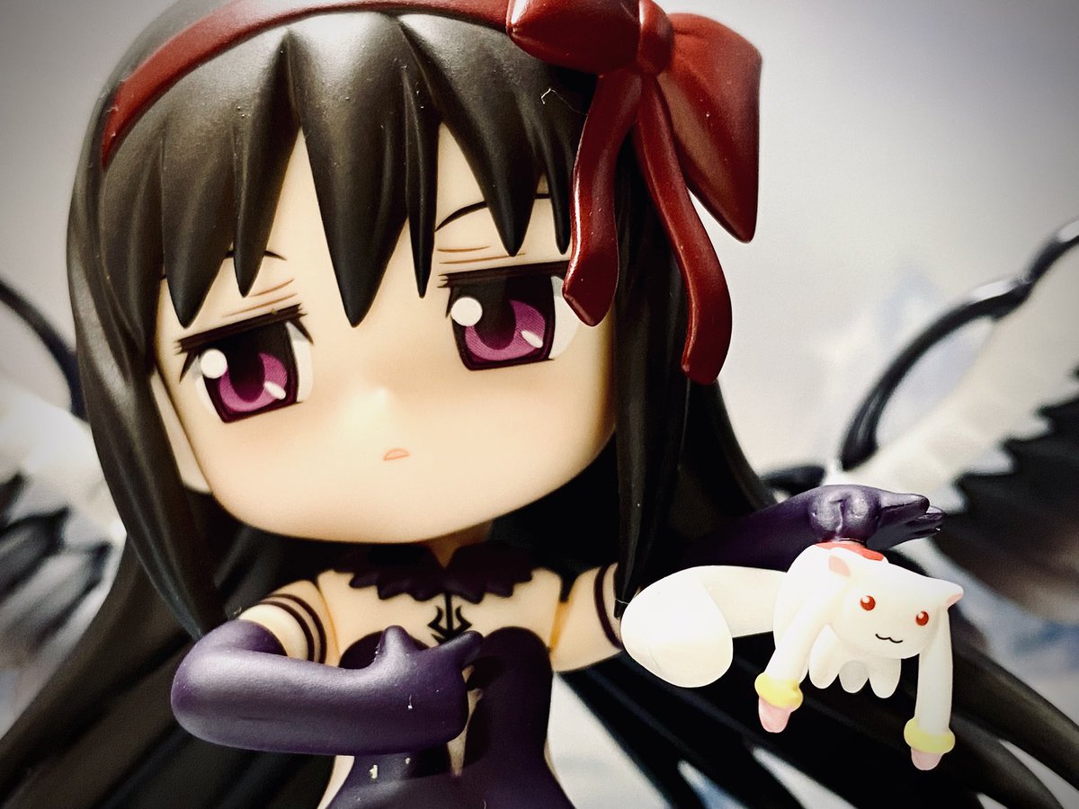 #深夜のねんどろ撮影６０分一本勝負
#madoka_magica 
4/22【そうじ】
遅刻しました！
ほむらちゃん、掃除してたらキュゥべえ
を発見。
つまみ方よ。