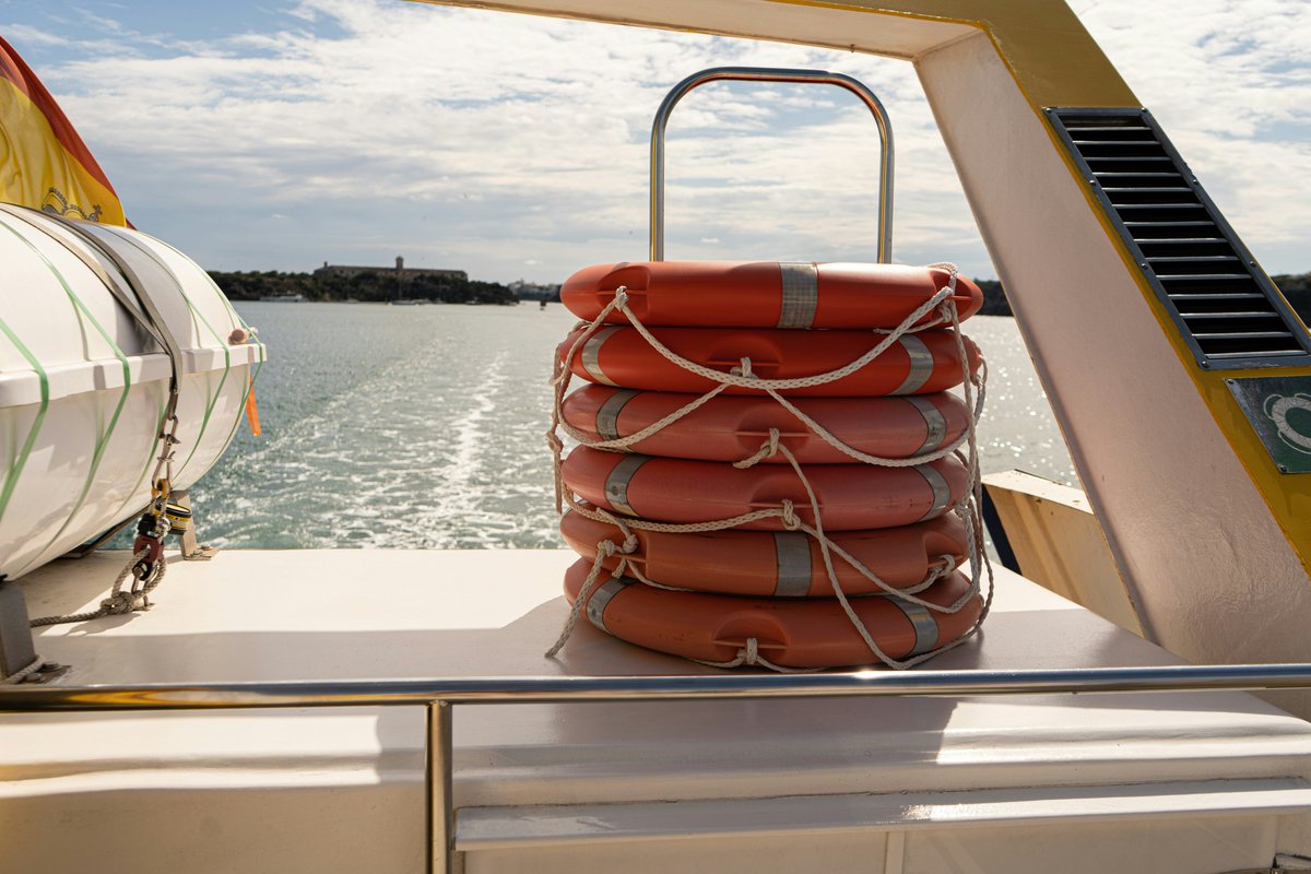 SkiSafeBoating's tweet photo. Some safety tips to follow:

1. Always wear a life jacket.
2. Check weather forecasts before heading out.
3. Have a basic knowledge of navigation rules, signals, and buoys.
4. Keep your boat maintained and in good working condition.
5. Carry all necessary safety equipment. https://t.co/cHrYZs8yBJ