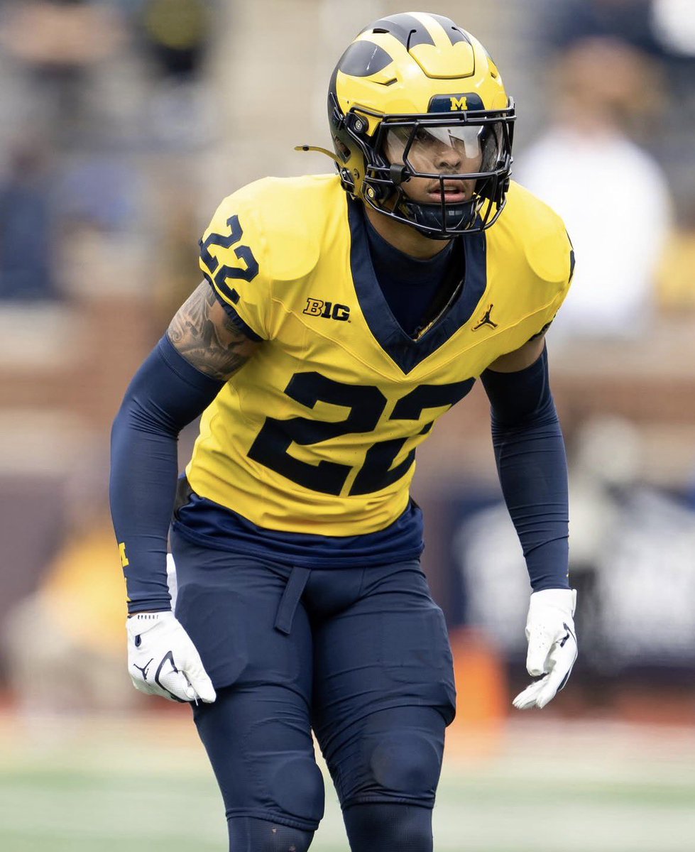 michigan__fans's tweet image. Which is your favorite uniform combo?

 #GOBLUE #HAIL #TEAM147 #ThoseWhoStay