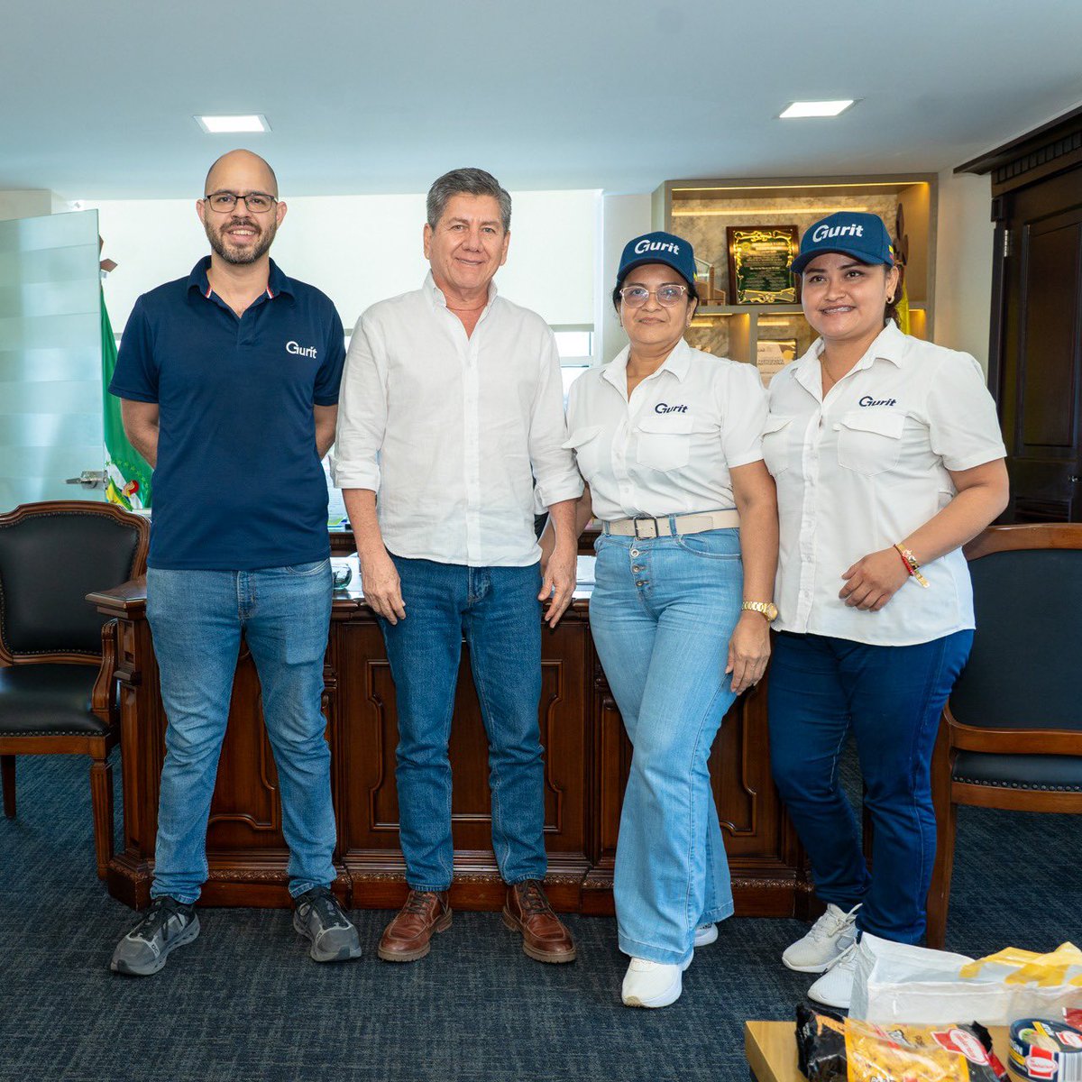 jteransalcedo's tweet photo. 📍Babahoyo.
Recibimos la visita del Ing. Danilo Portaluppi, junto al equipo de la empresa Gurit Balsaflex, quienes realizaron la importante donación de kits de alimentos destinados a familias afectadas por la etapa invernal en nuestra provincia.

Agradecemos este gesto de solidaridad y compromiso social, que demuestra que el trabajo articulado entre el sector público y la empresa privada permite brindar ayuda oportuna a quienes más lo necesitan en momentos difíciles. 🤝