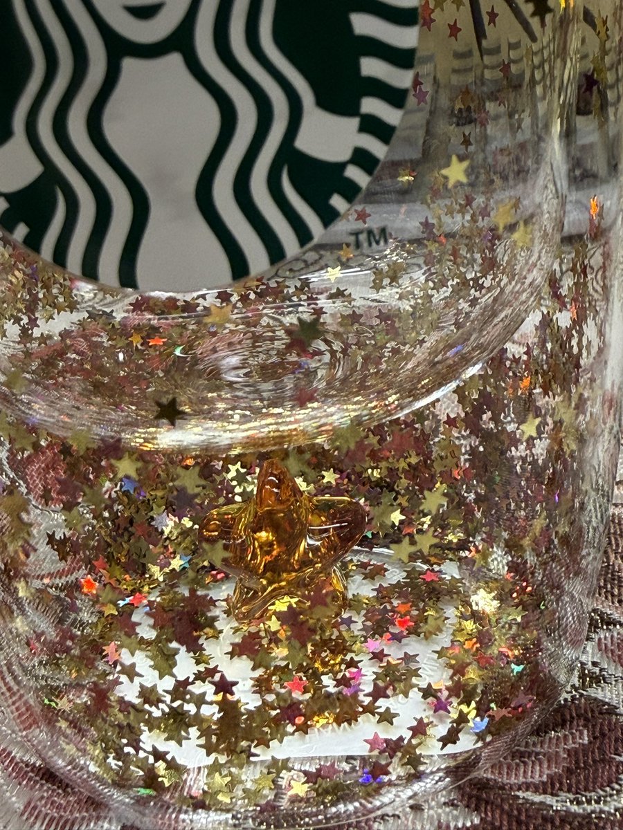 予約再販になってたスタバのダブルウォールの星マグと巨大なタンブラーが届きました。

めちゃ可愛いけど割りそう〜😇気をつけよー。