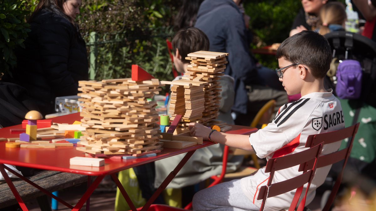 Mairie17's tweet image. Jusqu’au 3 mai, la Ludomouv s’installe au croisement de la Promenade Pereire et de l’avenue des Ternes !📍

Ce dispositif propose gratuitement aux #enfants des #jeux de société et des activités en plein air. 🧩

🕝 Ouvert de 15h à 19h du mardi au dimanche

#Paris17 #PetiteEnfance