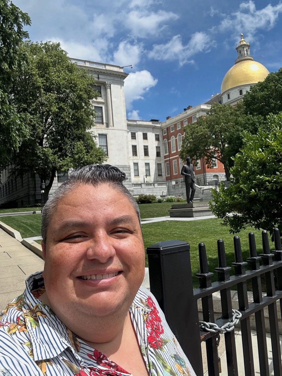 PresidentsVisit's tweet image. There are not too many statues of John F Kennedy: I like this one at the Massachusetts State House, even if you have to take the pic from a mile away  ⚰️🪦🦅🇺🇸🏛 

Check out “John F Kennedy’s Tomb” for his legacy!  visitingthepresidents.com/2026/04/07/sea…

#JohnFKennedy #Boston  #president