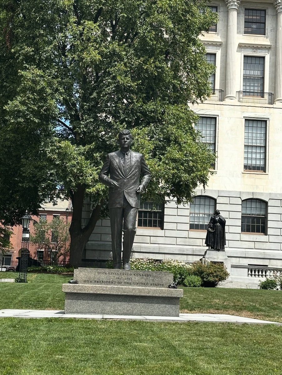 PresidentsVisit's tweet image. There are not too many statues of John F Kennedy: I like this one at the Massachusetts State House, even if you have to take the pic from a mile away  ⚰️🪦🦅🇺🇸🏛 

Check out “John F Kennedy’s Tomb” for his legacy!  visitingthepresidents.com/2026/04/07/sea…

#JohnFKennedy #Boston  #president