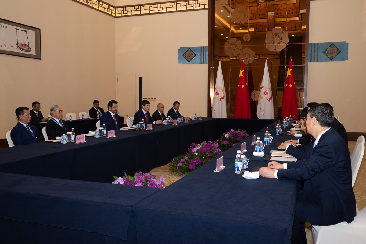 QNA_Deutsch's tweet image. Der Präsident des Olympischen Rates Asiens trifft sich mit einem Mitglied des chinesischen Staatsrats
#QNA   #Sport
bit.ly/4unFL11