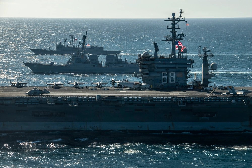 SA_Defensa's tweet image. 📍Chilean EEZ (🇨🇱)

The @Armada_Chile frigate Capitan Prat (FF-11) sailed in formation alongside the @USNavy (🇺🇸) USS Nimitz (CVN-68) &amp;amp; USS Gridley (DDG-101) for #SouthernSeas2026.

📸: DVIDS