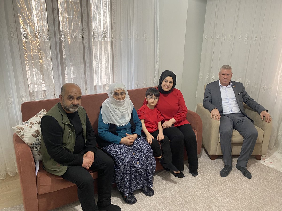 NaimTan12's tweet photo. AŞAV Vakfı Bingöl Şubesi olarak; Şehidimiz P. Er Doğan Özateş’in şehadet yıl dönümü vesileyle kıymetli annesini ziyaret ederek acısını paylaştık. Kendisine Rabbimizden sağlıklı ve uzun ömürler diliyoruz.

Şehidimizin Ruhu şad, mekânı cennet olsun.🇹🇷

@ZiyaSozen
@BingolAsavVakfi https://t.co/FO3Q6fy65F
