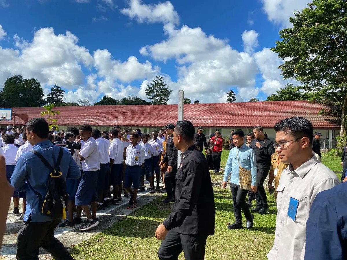 KerjaHasil_id's tweet image. Wapres Gibran meninjau sejumlah fasilitas pendidikan, mulai dari ruang kelas, perpustakaan, laboratorium komputer, hingga asrama siswa. Ia juga berinteraksi langsung dengan para siswa dan guru untuk mendengar kondisi serta kebutuhan di lapangan. #papua #pendidikan #prabowogibran