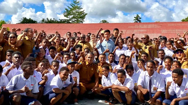 KerjaHasil_id's tweet image. Wapres Gibran meninjau sejumlah fasilitas pendidikan, mulai dari ruang kelas, perpustakaan, laboratorium komputer, hingga asrama siswa. Ia juga berinteraksi langsung dengan para siswa dan guru untuk mendengar kondisi serta kebutuhan di lapangan. #papua #pendidikan #prabowogibran