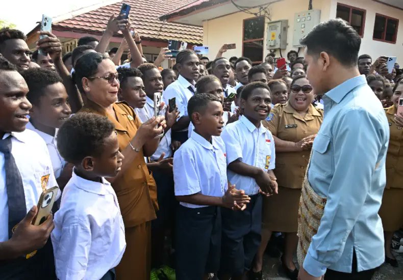 KerjaHasil_id's tweet image. Wapres Gibran meninjau sejumlah fasilitas pendidikan, mulai dari ruang kelas, perpustakaan, laboratorium komputer, hingga asrama siswa. Ia juga berinteraksi langsung dengan para siswa dan guru untuk mendengar kondisi serta kebutuhan di lapangan. #papua #pendidikan #prabowogibran