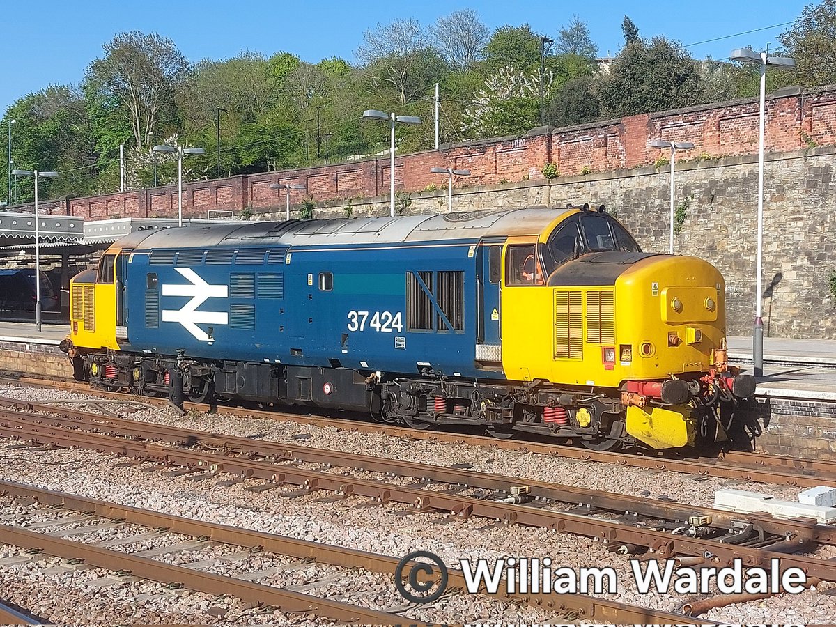 WilliamWardale's tweet image. Mega Traction passing #Sheffield this afternoon 

0Z53 1329 Derby R.T.C.(Network Rail) to Derby R.T.C.(Network Rail)

@TomDearlove1
@Northern_Travel @BashirKhan2 @TheGrowlerGroup #class37