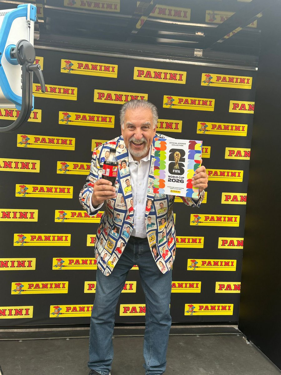 rep_futbol's tweet photo. 🚨 LANZAMIENTO OFICIAL EN USA 🔥

El álbum y los stickers Panini ya llegaron a Estados Unidos… ¡y lo celebraron a lo grande! ⚽️

Fernando Fiore estuvo en este evento exclusivo que se realizó en la casa central de Panini en Dallas, con la presencia de dos leyendas del fútbol:

🇺🇸 Cobi Jones
🇲🇽 Pavel Pardo

¡El momento que todos los coleccionistas estaban esperando ya es una realidad! ⚽️