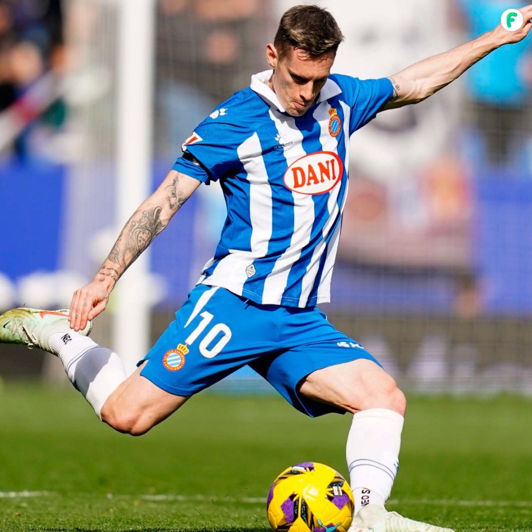 futbitapp's tweet photo. 🔵⚪ Pol Lozano se ha convertido en uno de los pocos fijos del Espanyol esta temporada. El mediocentro acumula más de 20 titularidades y cerca de 1.800 minutos, siendo clave en el equilibrio del equipo en un curso irregular. https://t.co/EeslqxHhcV