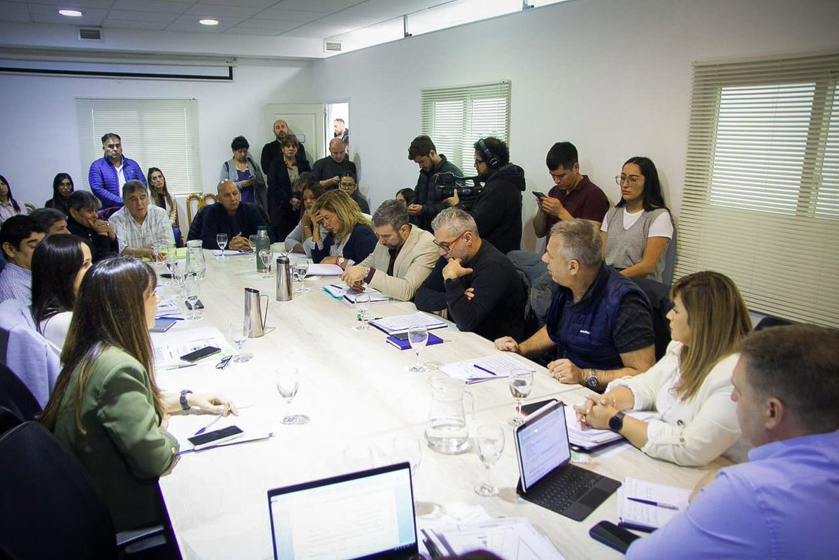 Pino_Ush's tweet image. LEGISLATURA PROVINCIAL. 
En Río Grande, recibimos a personal de Aires el Sur que planteó la problemática que atraviesa en el marco del proyecto que busca declarar de utilidad pública y sujetas a expropiación las acciones de la empresa. 
#proyectos #industria #jcpinotdf