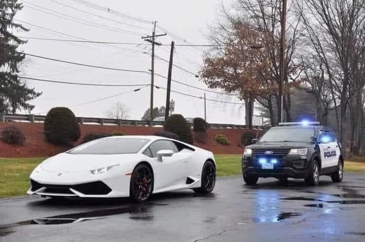 Excusa nivel Dios:
Un anciano conducía su Lamborghini a 100 km por hora cuando de repente vio que la policía lo perseguía. 

 Entonces, comienza a acelerar, 140, luego 150, luego 180.   
 De repente, disminuye la velocidad y piensa:   
 "Soy demasiado viejo para esto".   

Se