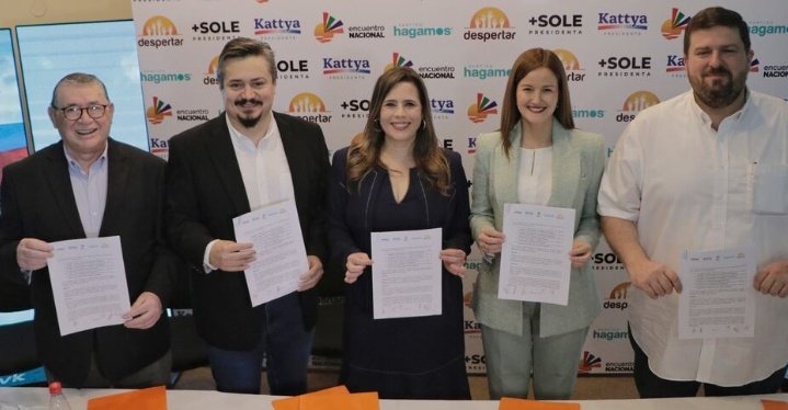 PyoHonesto's tweet photo. Le dan permiso al analfabeto y farsante de Hernan Rivas, y miren quienes votan.

Que diferencia hay entre Kemper, Penner, Dionisio, Noelia Cabrera, Hermelinda, Edgar López que entran como "opositores" pero son iguales a los Chakeñitos y las Zenaidas.

Uno se puede aliar con cualquiera, basta de los mismos errores.