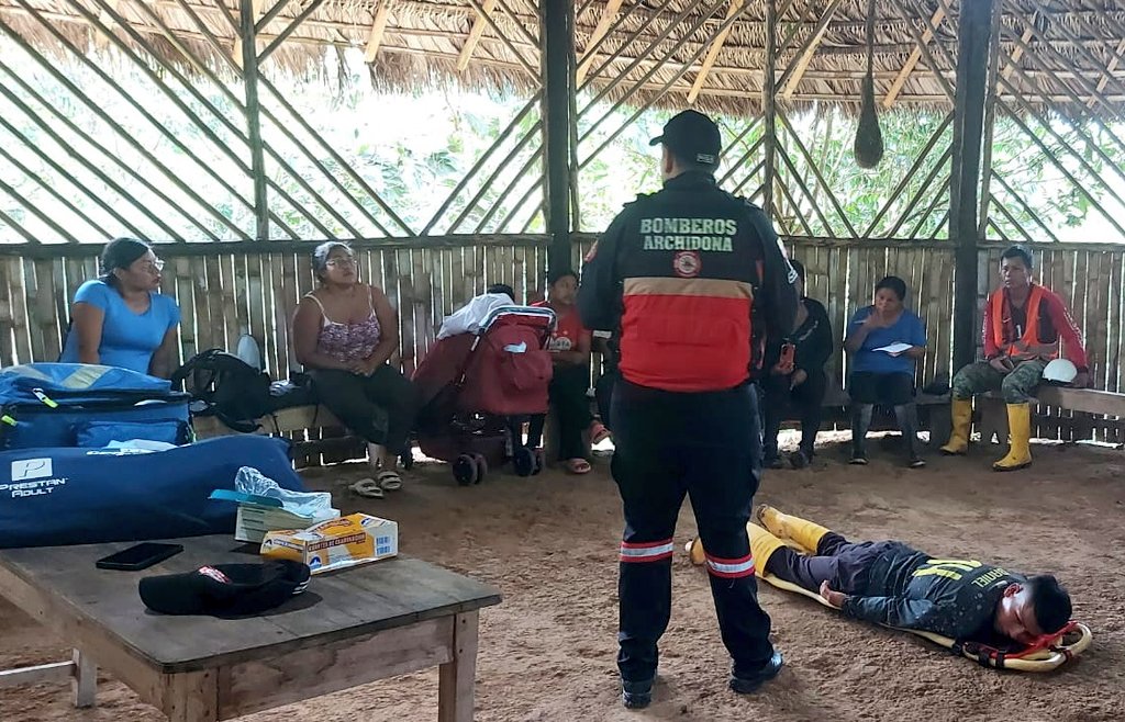 IEPS_Ec's tweet photo. ⛑️ ¡Cuidar también es hacer turismo responsable!
En la parroquia San Pablo de Ushpayaku, #Napo, integrantes de ASOSERTUWAYPAN participaron en un curso de primeros auxilios básicos 💉💊🩹 como parte de su subproyecto piloto.
Con apoyo del #PROFECPIAM se reforzaron sus habilidades para que brinden asistencia adecuada y segura a quienes los visitan. 💪