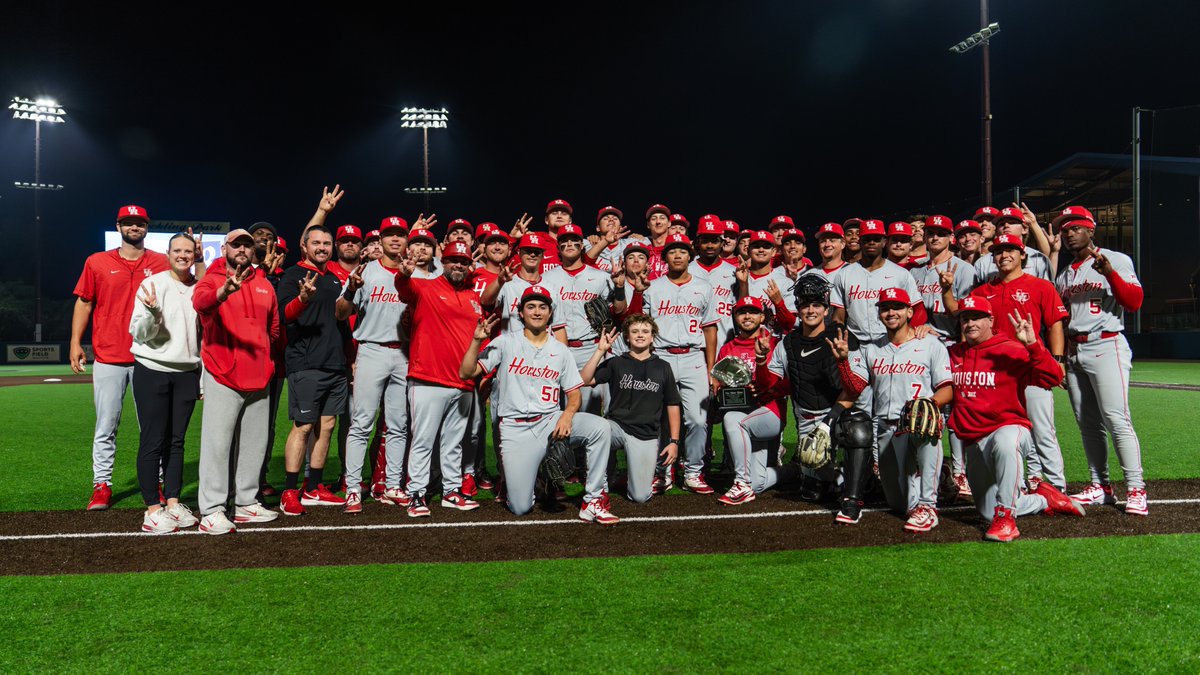 UHCougarBB's tweet photo. 2026 Silver Glove Series Champs ⭐️ https://t.co/W9t022XdRD