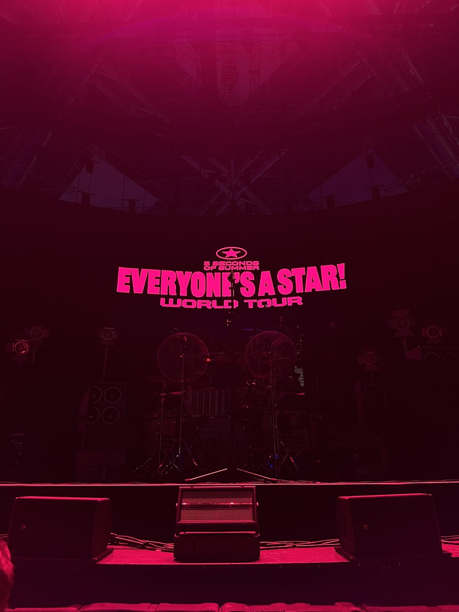 luke on tour! ☆★ tweet media