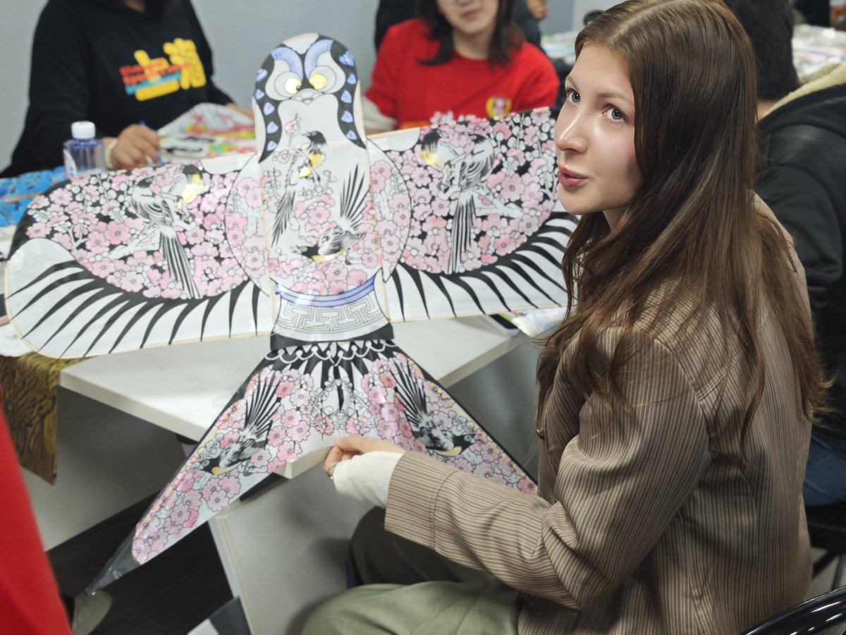 HereIsNanjing's tweet image. A brush, a kite, and a character first carved on bone 3,000 years ago.
Today, these students aren't just writing—they're tracing the shape of history.
#ChineseCharacters #Calligraphy #CulturalHeritage #ChineseLanguageDay