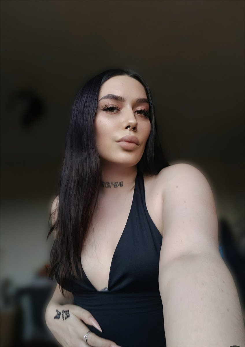 goddess_nin4's tweet photo. Welcher feine los*r cuck übernimmt das Airbnb für mich und mein Date ? https://t.co/AjJiwtG8MR