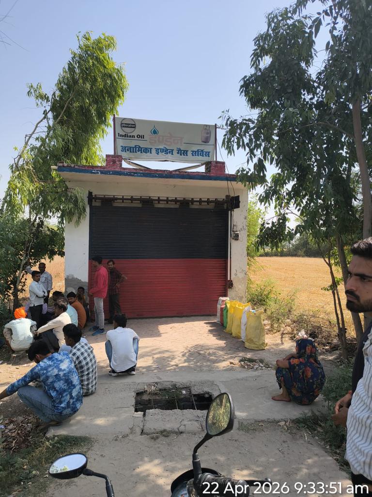 itmmedia24's tweet image. 🚨 बाराबंकी में गैस एजेंसी पर हंगामा 🚨
त्रिवेदीगंज (खैराकनकू) की इंडियन गैस एजेंसी पर कालाबाजारी और देरी के आरोप।
10 तारीख से बुकिंग के बाद भी नहीं मिला सिलेंडर, उपभोक्ता सुबह से लाइन में परेशान 
➡️ जांच का आश्वासन, लेकिन जनता में आक्रोश बरकरार
#Barabanki #GasProblem #UPNews