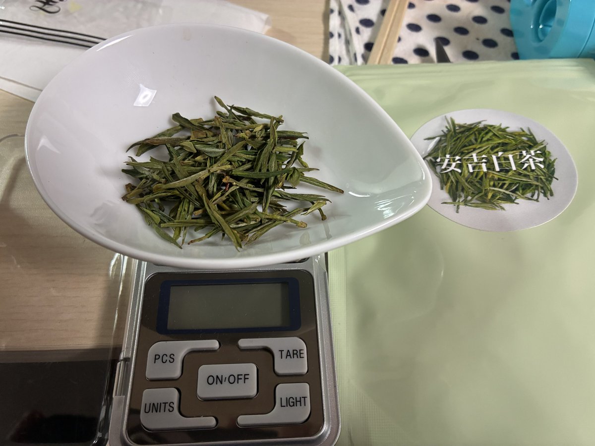 夜茶
青蛾さんの安吉白茶と安売りしてたパイナップル