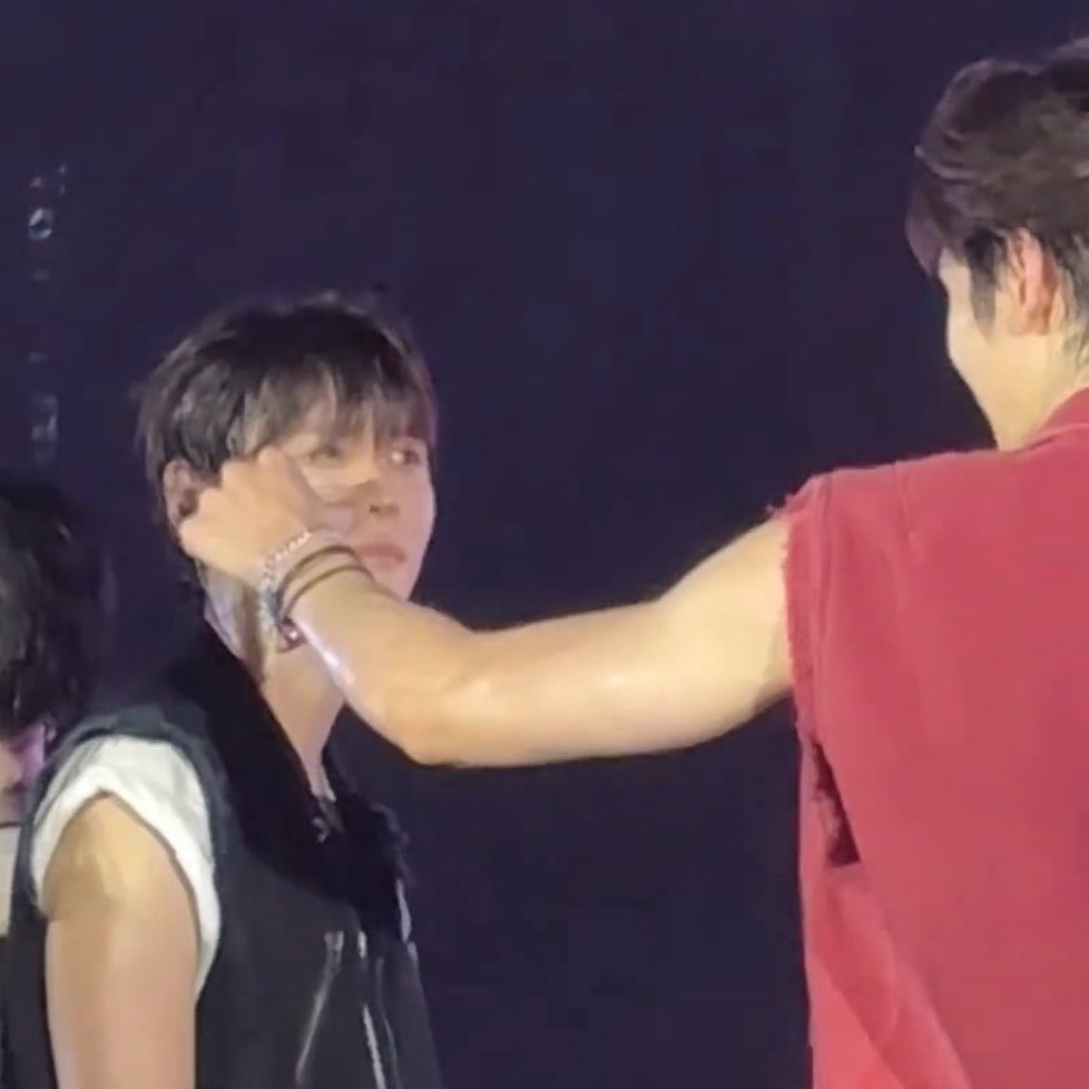 โดนปะหนวดในรายการ ก็เลยเอาคืนด้วยการป้ายหนวดให้หยอคะ เอ็นดูมากนึเป่า หนวดแมวดวย :3