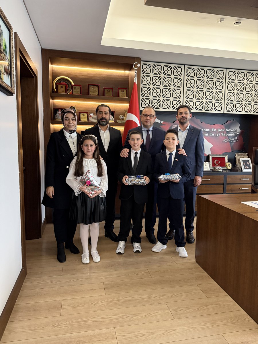tcesenyurt's tweet photo. 23 Nisan Ulusal Egemenlik ve Çocuk Bayramı Temsili Makam Devri etkinliği için İBB Sebahattin Zaim İlkokulu öğrencileri, öğretmenleri ile birlikte Kaymakamımız Sayın @CobanogluF'nu makamında ziyaret etti. Kaymakamımız makamını temsili olarak öğrencilerimize devretti. https://t.co/OD7O8w3SS2