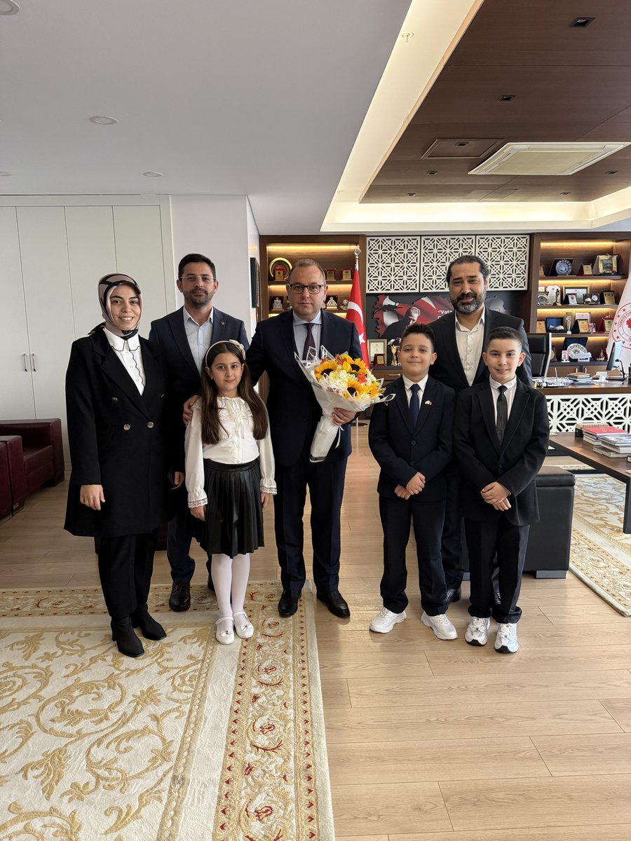 tcesenyurt's tweet photo. 23 Nisan Ulusal Egemenlik ve Çocuk Bayramı Temsili Makam Devri etkinliği için İBB Sebahattin Zaim İlkokulu öğrencileri, öğretmenleri ile birlikte Kaymakamımız Sayın @CobanogluF'nu makamında ziyaret etti. Kaymakamımız makamını temsili olarak öğrencilerimize devretti. https://t.co/OD7O8w3SS2