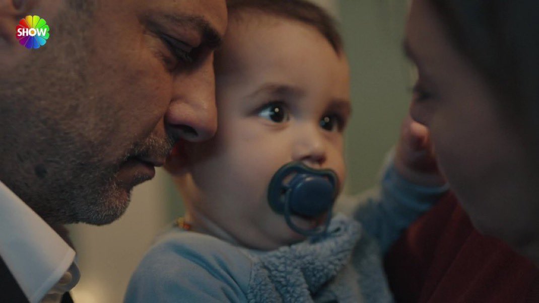 Sezon bitti ve KivMer arasında tek bir romantik sahne bile görmedik; yaşadıkları onca şeyden sonra içten bir konuşma bile yoktu. Kemal’le parkta bir yürüyüş bile olmadı, bir “seni seviyorum” bile… Her şeyin bu kadar soğuk, bu kadar mesafeli ve bu kadar boş bitmesi gerçekten