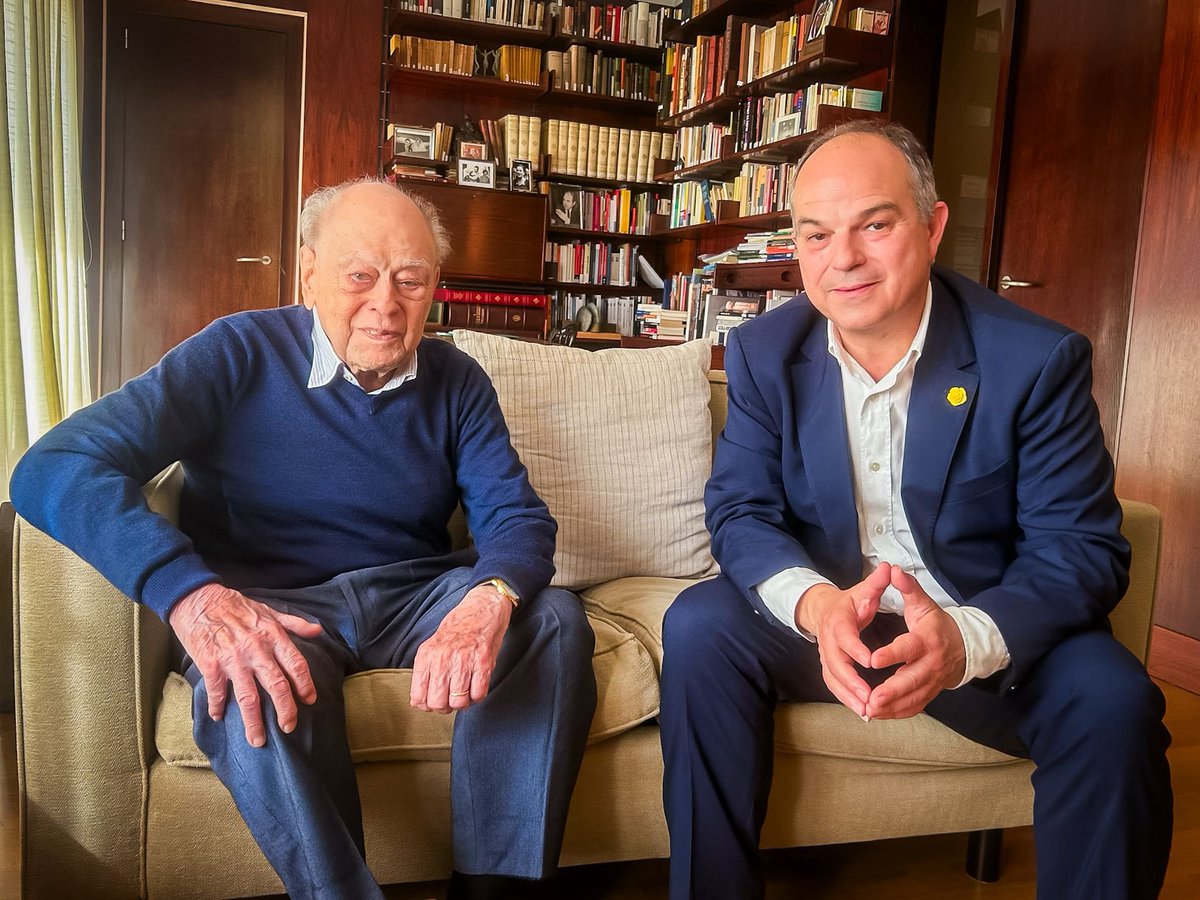 Avui, i com sempre, amb el Molt Honorable President Jordi Pujol per traslladar-li tota la nostra i la meva estima, afecte i suport.

Això de dilluns no té nom pel seu estat. És clarament una voluntat premeditada d’escarni i de venjança per tot el que simbolitza i encarna el