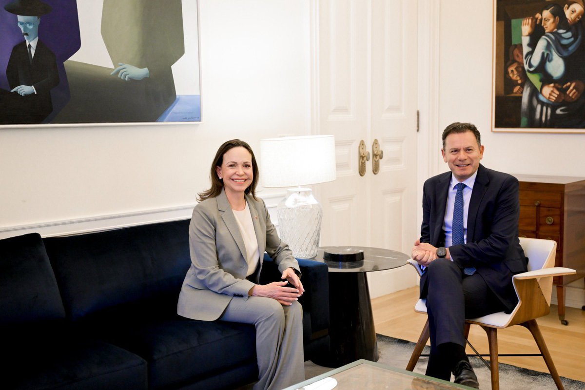 🚨 | María Corina Machado con el primer ministro de Portugal.
