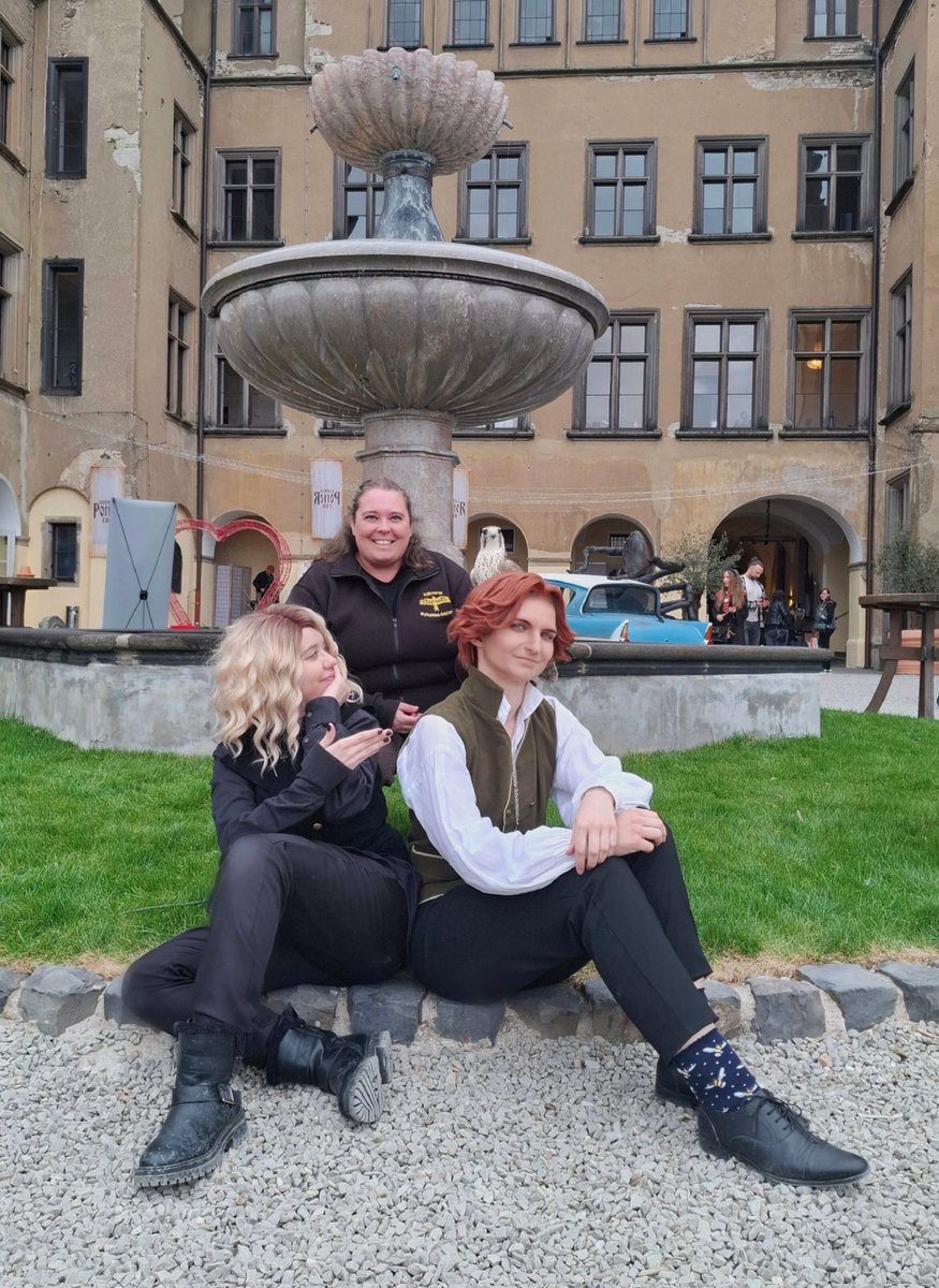 MelanieNekoGirl's tweet photo. #pottercon 2026 #grindeldore #ggad ▕⃝⃤ shoot + autographs from #tobyregbo & #jamiecampbellbower > now got both young Albus & Gellert 😊🙏
albus.1899 > #albusdumbledore
MelanieNekoGirl > #gellertgrindelwald https://t.co/F6G5o8quzA