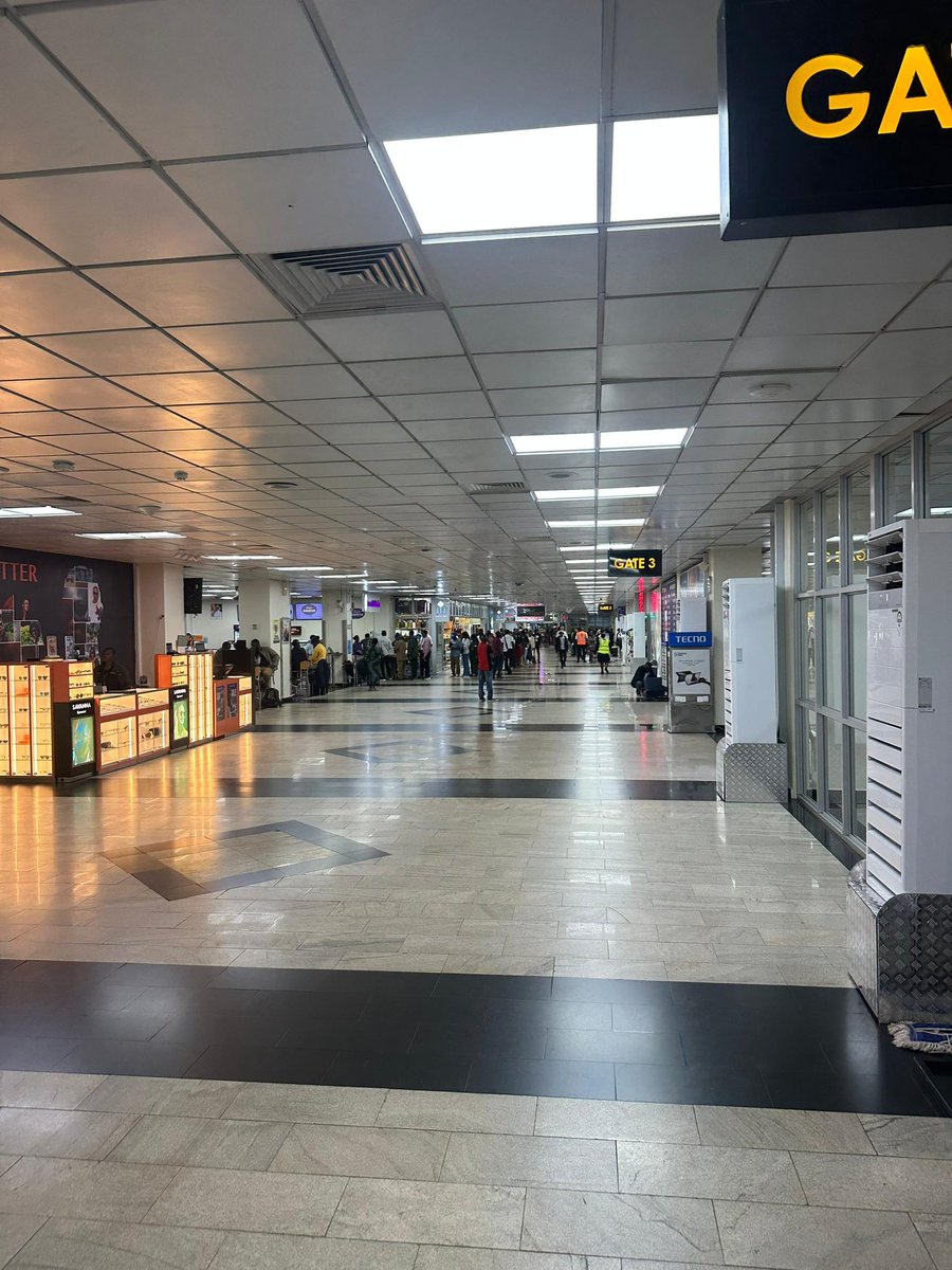 DamalieNd53457's tweet image. Uganda's aviation sector is on the rise! The new terminal is part of efforts to position Entebbe as a regional hub, ahead of AFCON 2027. #UgandaAviation #EntebbeAirport  #GoldenPosts @UgandaCAA