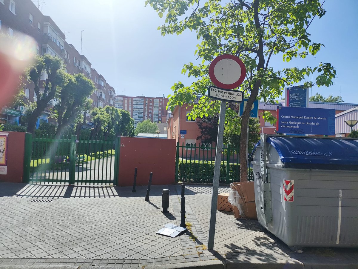 psoedeleganes's tweet photo. Si vais a las JMD de Zarzaquemada podréis ver estas cositas. Evidentemente, no es imagen para un barrio como Zarzaquemada. 

🙄 Creíamos que el presidente de la Junta estaba en el Gobierno de Leganés 🙄 https://t.co/mFnhR6EQuT