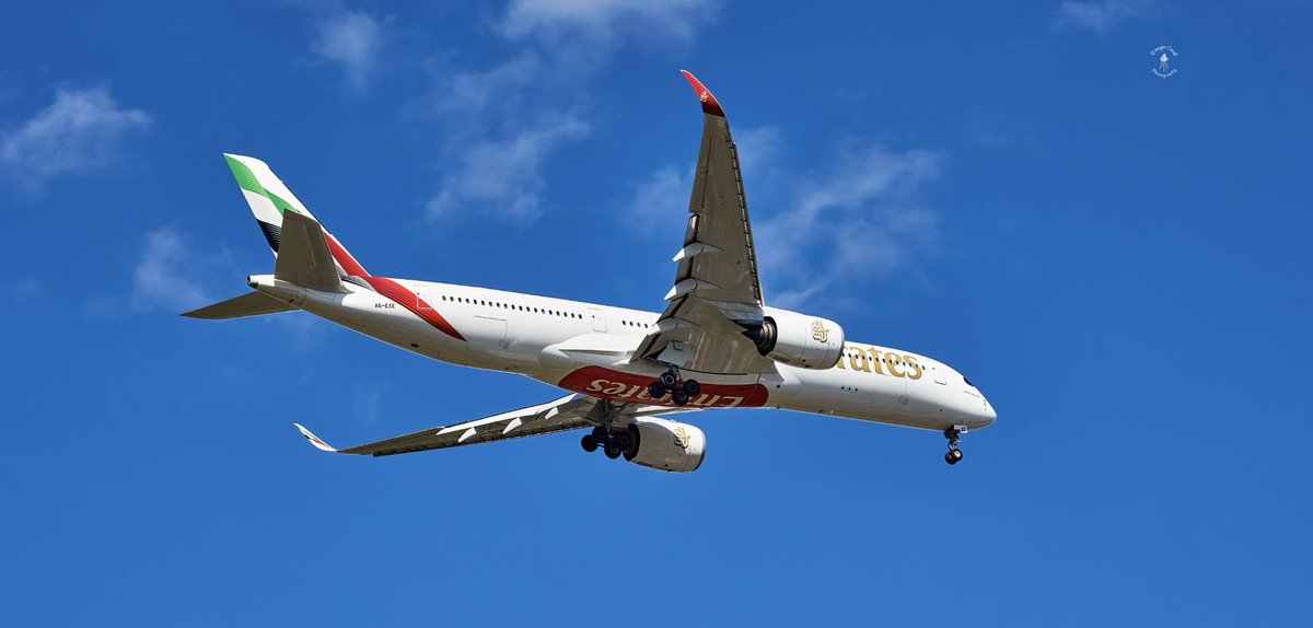 DougieCoullPix's tweet image. Very brief stop today but happy to have caught the King’s Helicopter Flight - though no idea who was aboard.

#helicopter #aviation #glasgowairport #kingsflight #airport