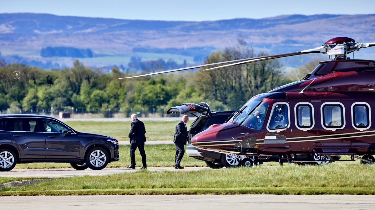 DougieCoullPix's tweet image. Very brief stop today but happy to have caught the King’s Helicopter Flight - though no idea who was aboard.

#helicopter #aviation #glasgowairport #kingsflight #airport