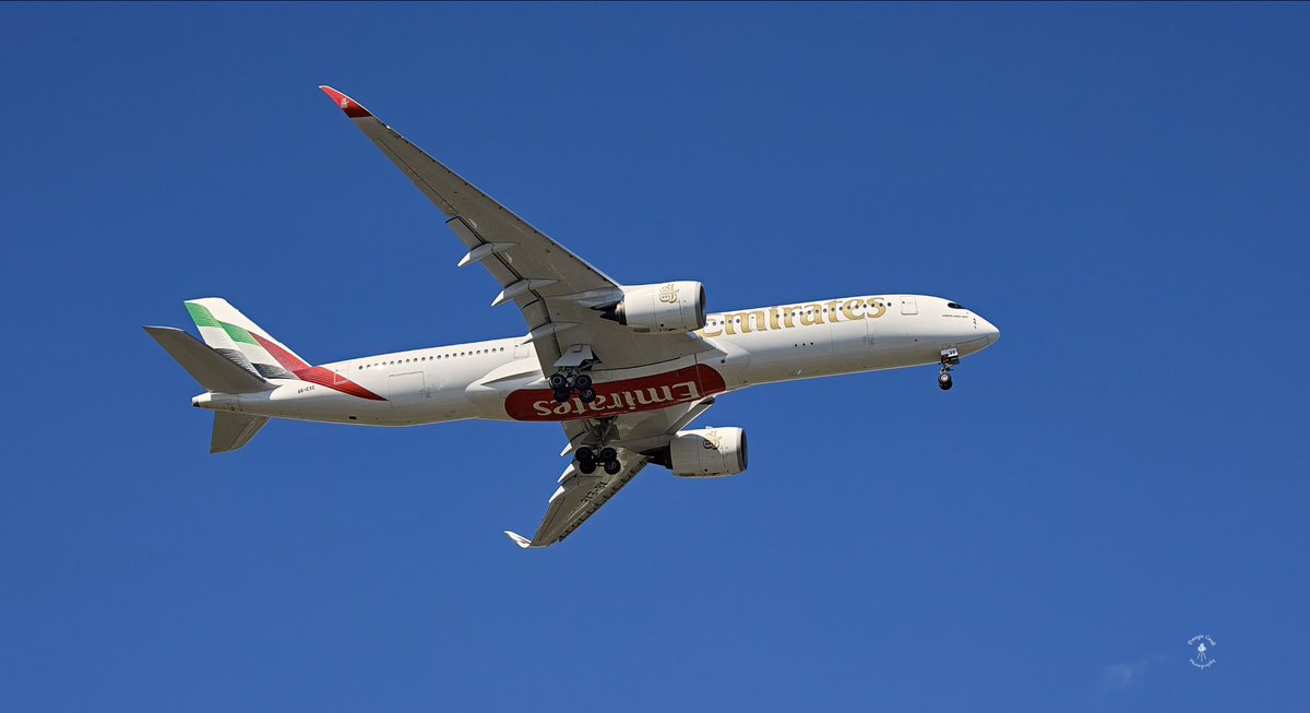 DougieCoullPix's tweet image. Very brief stop today but happy to have caught the King’s Helicopter Flight - though no idea who was aboard.

#helicopter #aviation #glasgowairport #kingsflight #airport