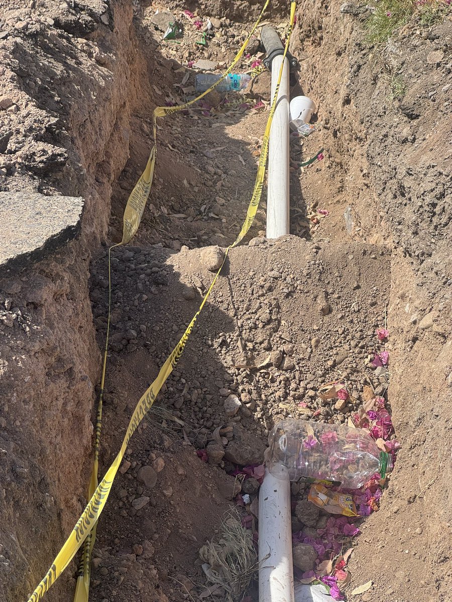 EdgarMajul's tweet photo. @ObrasPublicasDG @AMD_Durango  hace 7 días hicieron esta zanja con el pretexto de “arreglar” desabasto de agua.
No hay agua y no han arreglado la zanja que hicieron.
Cuánto hay que esperar para que arreglen el desperfecto?

P del Saltito esq S de los Altares. Lomas del Sahuatoba https://t.co/wjLfSw3SCH