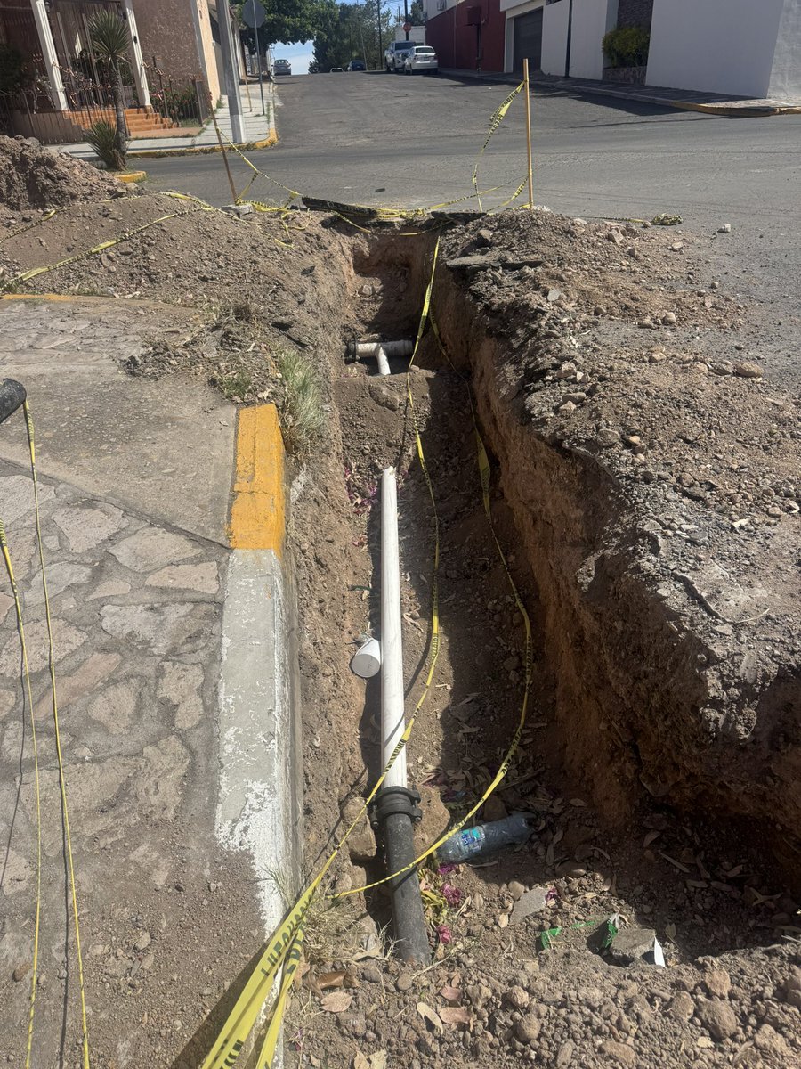 EdgarMajul's tweet photo. @ObrasPublicasDG @AMD_Durango  hace 7 días hicieron esta zanja con el pretexto de “arreglar” desabasto de agua.
No hay agua y no han arreglado la zanja que hicieron.
Cuánto hay que esperar para que arreglen el desperfecto?

P del Saltito esq S de los Altares. Lomas del Sahuatoba https://t.co/wjLfSw3SCH