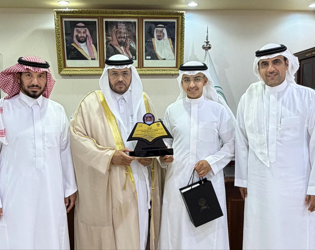 خبر   |

• الرافع يكرم الفائزين بمسابقة القرآن الكريم على مستوى المملكة..
الجزيرة - خالد العطاالله:

كرم محافظ الزلفي صالح الرافع الفائزين من مدارس الزلفي بمسابقة القرآن الكريم الوزارية على مستوى المملكة ، وذلك بحضور رئيس فريق التحول المستشار سليمان الخمشي ومدارء مدارس وأولياء