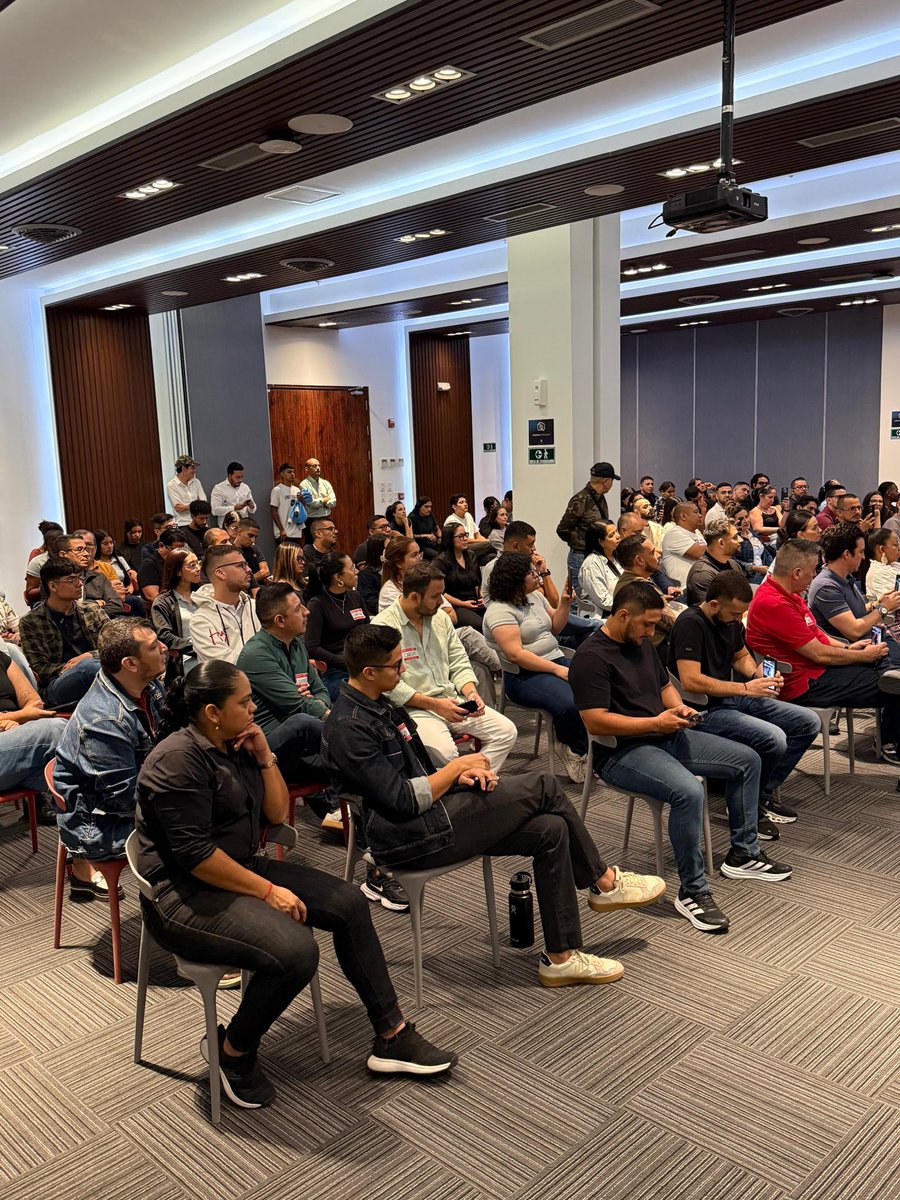 Álvaro Uribe Vélez tweet media