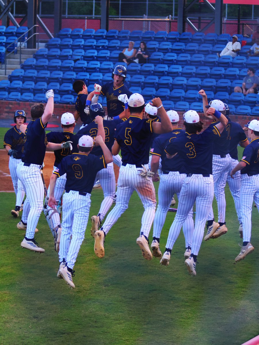 PrepBaseballVA's tweet image. 📸 Before &amp;amp; After 📸 

Highland School’s Jake Gunning hit two homeruns on Friday night to propel the Hawks to a 3-1 win over Western Branch.

📷: katelyn.photos (IG)

@Highland_BSBL l @prepbaseball 

#VAHS26 #BeSeen