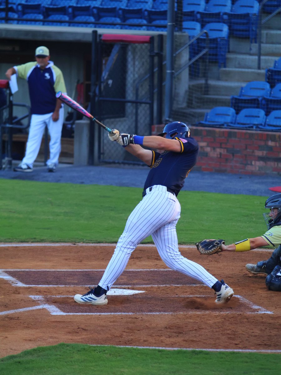 PrepBaseballVA's tweet image. 📸 Before &amp;amp; After 📸 

Highland School’s Jake Gunning hit two homeruns on Friday night to propel the Hawks to a 3-1 win over Western Branch.

📷: katelyn.photos (IG)

@Highland_BSBL l @prepbaseball 

#VAHS26 #BeSeen