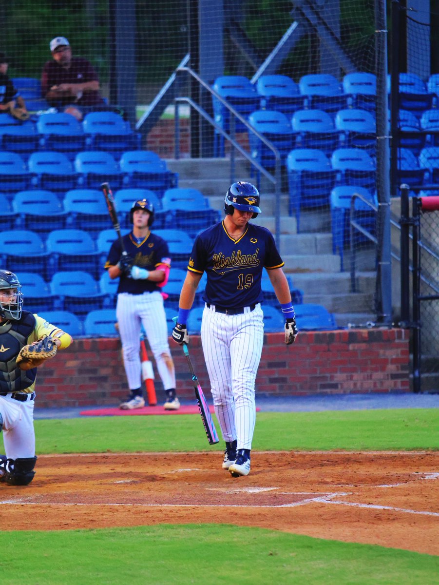 PrepBaseballVA's tweet image. 📸 Before &amp;amp; After 📸 

Highland School’s Jake Gunning hit two homeruns on Friday night to propel the Hawks to a 3-1 win over Western Branch.

📷: katelyn.photos (IG)

@Highland_BSBL l @prepbaseball 

#VAHS26 #BeSeen