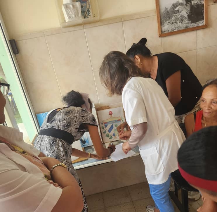 SaludBaracoa's tweet photo. Se desarrollo en Banco de Sangre #Baracoa Acto de reafirmación revolucionaria y recogida de firmas en apoyo a defensa de la Patria. #SaludBaracoa 
@AlisAzahares
@Dr_WilsonPerez 
@garcell_katia 
@legra_yami 
@SaludGuantanamo 
@yoeaberob1 
@JoseAngel26152 https://t.co/lhJ1e7ykU1