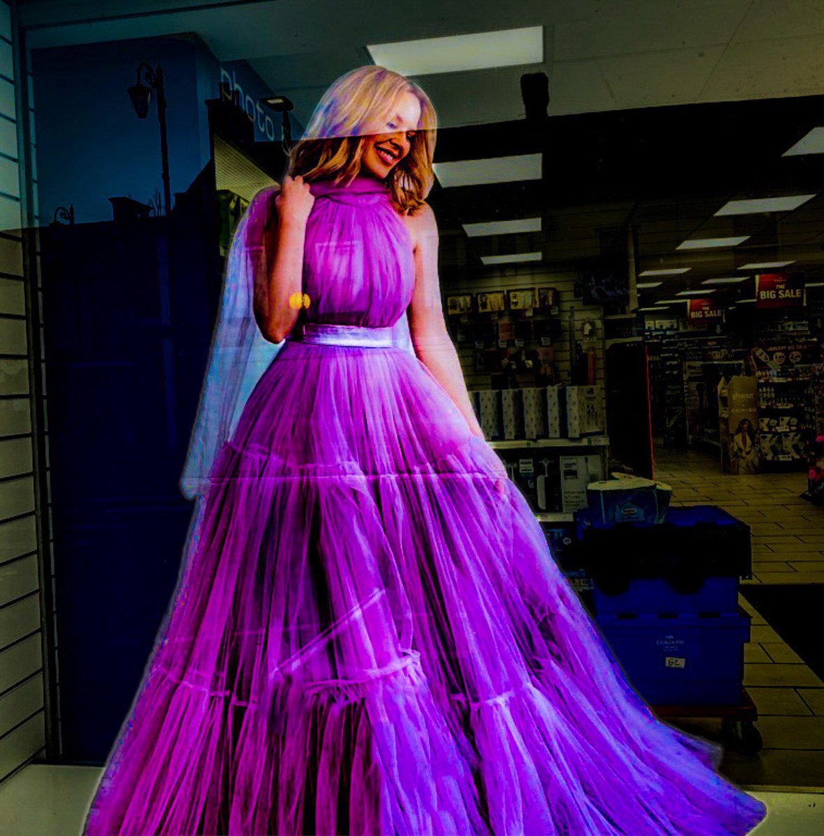 sheenz_m_'s tweet image. #AlphabetChallenge #WeekPforPurple 
Kylie spotted in Bushmills 😉
#WindowsonWednesday