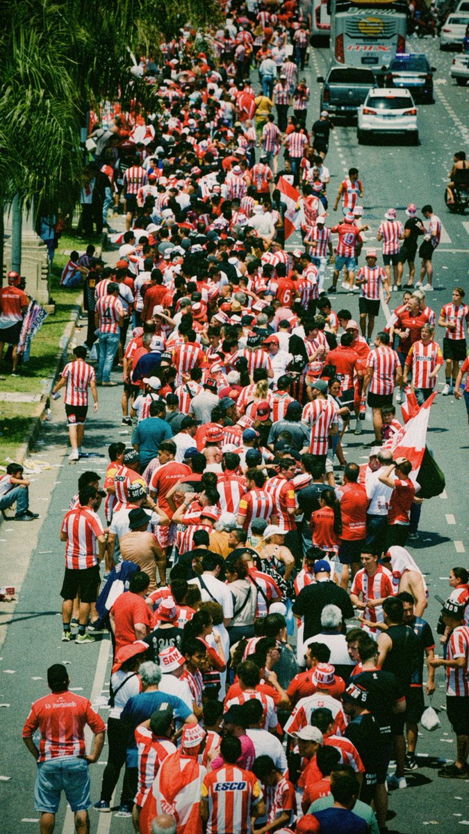 Y el día estuvo mal, hoy te soñé
No quiero recordarte más, no me hace bien
Quisiera comprender que estás muy lejos
Y que no te importa nada de lo que me pasa
Y cada vez que pienso en vos, quiero volver